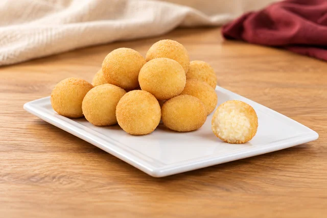 Mini Bolinha de Queijo da Príncipe Alimentos em ambientação ilustrativa