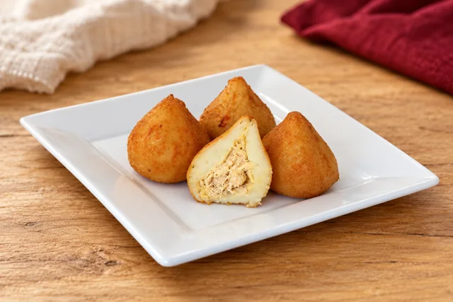 Coxinha de frango com requeijão da Príncipe Alimentos