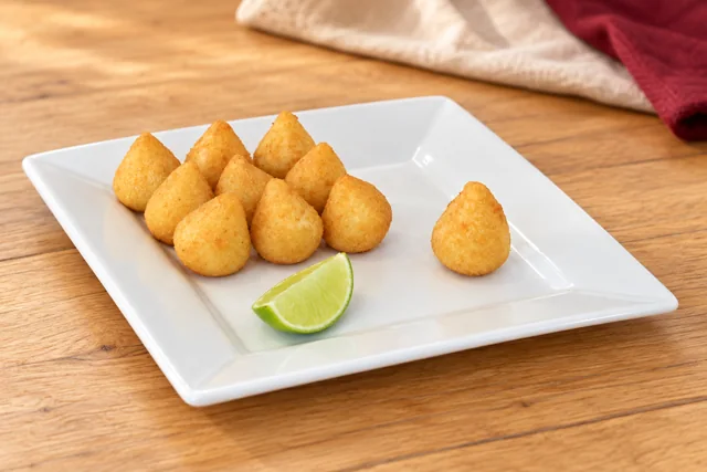 Mini Coxinha de Frango com Requeijão da Príncipe Alimentos em ambientação ilustrativa