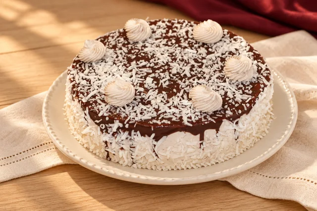 Torta Prestígio da Príncipe Alimentos em ambientação ilustrativa